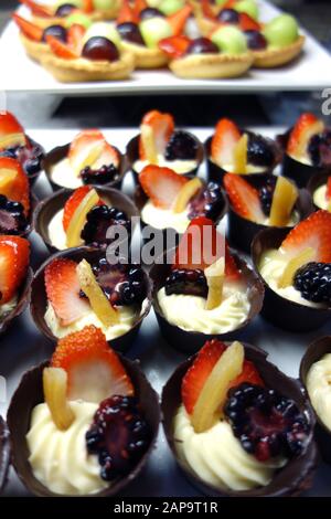 Kleine Schokoladensorten Mit Obstfüllung und Creme Patissiere in Buffet im Azul Beach Resort Hotel, Puerto Morelos, Riviera Maya, Cancun, Mexiko. Stockfoto