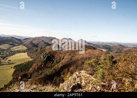 Blick von Stefanikova vyhliadka Blick im Herbst Sulovske Skaly Berge in der Slowakei mit Hügeln bedeckt von Wald mit Felsen und Teil von Sulov-Hr Stockfoto