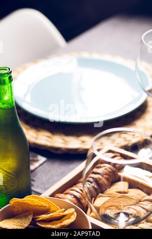 Leerer blauer Teller auf einem fertig servierten Esstisch für Speisen Stockfoto