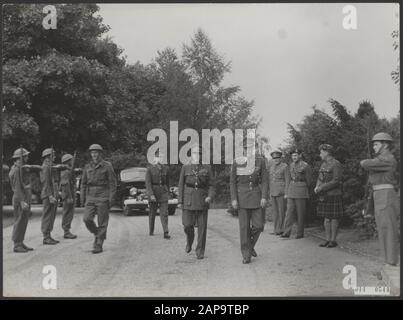 Lebensmittelversorgung: Wageningen Beschreibung: Der Befehlshaber der 1. Kanadischen Armee in den Niederlanden, General Clerar, kommt bei Prinz Bernhards Hauptkriegstier in Apeldoorn an, wo er das Großkreuz im Orden von Oranje-Nassau mit den Schwertern hat, wird Datum: 20. Juli 1945 Ort: Apeldoorn, Gelderland Schlüsselwörter: Militär, Auszeichnungen Personenname: Bernhard (Fürst Niederlande), Klerar, H D G. Stockfoto