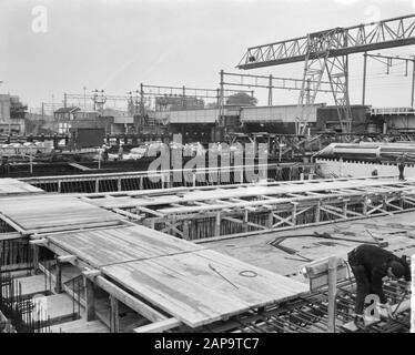 Bau IJtunnel. Die Ölbohrinsel im IJ. Innenbereich der Verkehrsrohre Datum: 7. Oktober 1963 Schlagwörter: Ölstände, Tunnelbau Institutionenname: Ij-Tunnel Stockfoto