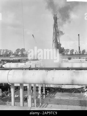 Bau IJtunnel. Die Ölbohrinsel im IJ. Innenbereich der Verkehrsrohre Datum: 7. Oktober 1963 Schlagwörter: Ölstände, Tunnelbau Institutionenname: Ij-Tunnel Stockfoto