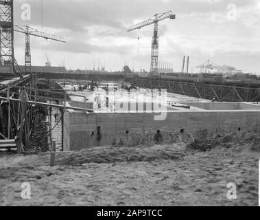 Bau IJtunnel. Die Ölbohrinsel im IJ. Innenbereich der Verkehrsrohre Datum: 7. Oktober 1963 Schlagwörter: Name der Tunnelbauanstalt: Ij-Tunnel Stockfoto