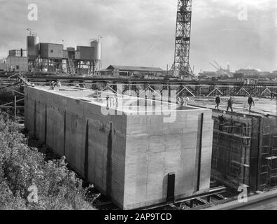 Bau IJtunnel. Die Ölbohrinsel im IJ. Die Taucheruhr Datum: 7. Oktober 1963 Stichwörter: Ölstände, Tunnelbau Institutionenname: Ij-Tunnel Stockfoto