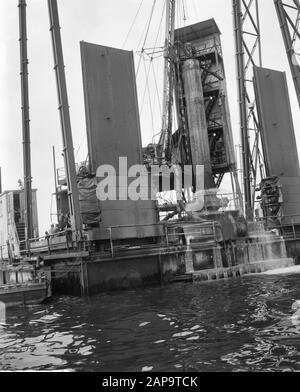 Bau IJtunnel. Die Ölbohrinsel im IJ Datum: 7. Oktober 1963 Stichwörter: Ölbohrinseln, TUNNELBOUW-Institutionenname: Ij-Tunnel Stockfoto