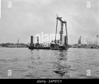 Bau IJtunnel. Die Ölbohrinsel im IJ. Innenbereich der Verkehrsrohre Datum: 7. Oktober 1963 Schlagwörter: Ölstände, Tunnelbau Institutionenname: Ij-Tunnel Stockfoto