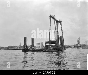 Bau IJtunnel. Die Ölbohrinsel im IJ. Innenbereich der Verkehrsrohre Datum: 7. Oktober 1963 Schlagwörter: Ölstände, Tunnelbau Institutionenname: Ij-Tunnel Stockfoto