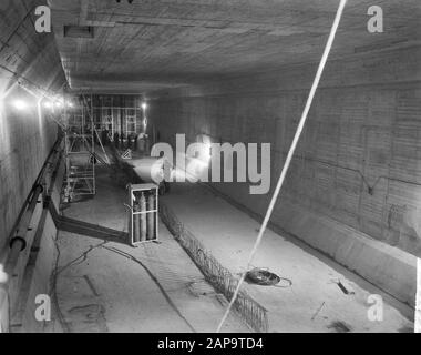 Bau IJtunnel. Die Ölbohrinsel im IJ. Innenbereich der Verkehrsrohre Datum: 7. Oktober 1963 Schlagwörter: Name der Tunnelbauanstalt: Ij-Tunnel Stockfoto