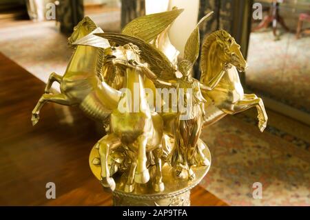 Blick auf die Spitze der silbervergoldeten Trophäe auf dem Esstisch im Rex Whistler Room bei Plas Newydd auf der Insel Anglesey, Wales. Der Trab Stockfoto