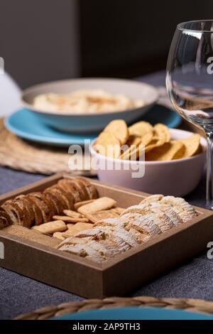 Verschiedene Toastscheiben auf einer Holzkiste auf einem zubereiteten und servierten Tisch in einem Restaurant Stockfoto