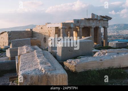 Athen, Griechenland - 20. Dezember 2019: Propylaea ist das monumentale Tor zur Akropolis, die Propylaea wurde unter der allgemeinen Leitung des Atheni erbaut Stockfoto