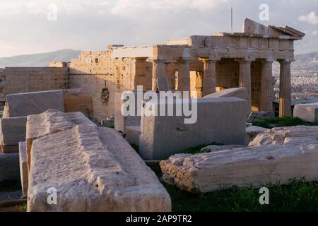 Athen, Griechenland - 20. Dezember 2019: Propylaea ist das monumentale Tor zur Akropolis, die Propylaea wurde unter der allgemeinen Leitung des Atheni erbaut Stockfoto