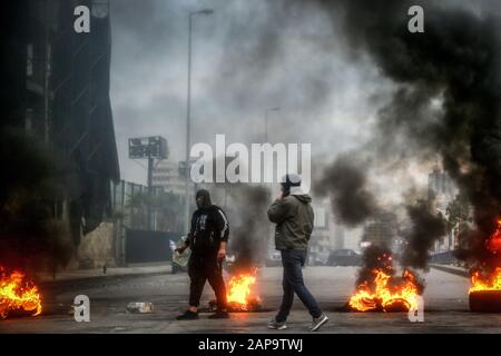 Beirut, Libanon. Januar 2020. Regierungsgegner blockieren eine Straße mit brennenden Reifen, um gegen die neue Regierung zu protestieren. Das neu gebildete Kabinett des Libanon traf sich am Mittwoch zum ersten Mal, als Regierungsgegner ihre Missbilligung äußerten, indem sie Straßen rund um die Hauptstadt Beirut in den frühen Morgenstunden blockierten. Credit: Marwan Naamani / dpa / Alamy Live News Stockfoto