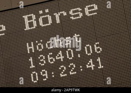 22. Januar 2020, Hessen, Frankfurt am Main: Ein neues hoch für den DAX an der Börse Zu Beginn der Börse stieg der deutsche Aktienindex Dax auf den höchsten Stand seiner Geschichte. Der deutsche Leitindex erreichte 13601,65 Punkte und übertraf damit das bisherige Rekordhoch von 13.596,89 Punkten aus dem Januar 2018. Foto: Boris Roessler / dpa Stockfoto