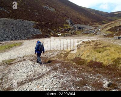 Einsamer Mann, Der Bei Grainsgill die Alte Carrock Tunsten Mine Von der Wainwright 'Knott' in Mosedale, Lake District National Park, Cumbria, Spazieren Geht. Stockfoto