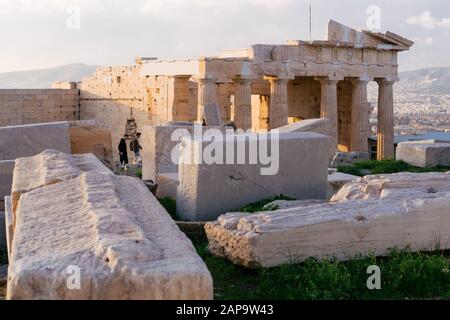 Athen, Griechenland - 20. Dezember 2019: Propylaea ist das monumentale Tor zur Akropolis, die Propylaea wurde unter der allgemeinen Leitung des Atheni erbaut Stockfoto