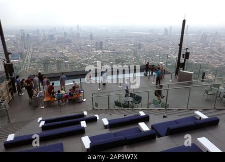 Bangkok, Thailand - 21. Dezember 2019: King Power Mahanakhon Wolkenkratzer auf dem Dach. Leute, die das Stadtbild Bangkoks sehen und einen gläsernen Skywalk genießen. Stockfoto