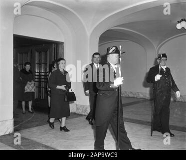 Amsterdam. Außenminister Israels Golda Meir erhielt in der Rathausanmerkung: Golda Meir besuchte die Niederlande vom 25. Januar bis 2. März 1964 Datum: 27. Februar 1964 Ort: Amsterdam, Israel Schlüsselwörter: Besuche, Bürgermeister, Rathäuser, Minister persönlicher Name: Halle, G. van, Meir, Golda Stockfoto