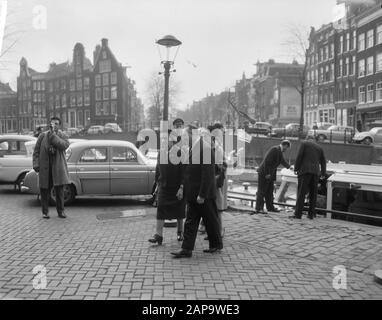 Amsterdam. Die Außenministerin Israels, Golda Meir, kommt zur Rathausanmerkung: Golda Meir besuchte die Niederlande vom 25. Januar bis 2. März 1964 Datum: 27. Februar 1964 Ort: Amsterdam, Noord-Holland Schlüsselwörter: Besuche, Rathäuser, Minister persönlicher Name: Meir, Golda Stockfoto