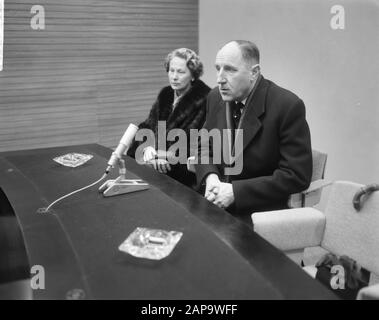 Ankunftsministerin Luns und Ehefrau auf Schiphol von Norwegens Besuch, während der Pressekonferenz Datum: 12. März 1964 Schlagwörter: Frau, Ankunft, Pressekonferenzen persönlicher Name: LUNs, J.A.M. H., Luns, Joseph Stockfoto