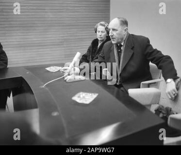 Ankunftsministerin Luns und Ehefrau auf Schiphol von Norwegens Besuch, während der Pressekonferenz Datum: 12. März 1964 Schlagwörter: Frau, Ankunft, Pressekonferenzen persönlicher Name: LUNs, J.A.M. H., Luns, Joseph Stockfoto