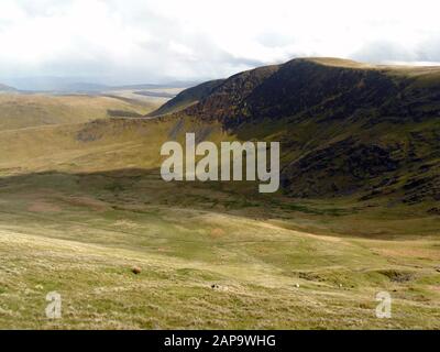 Das N/E-Gesicht der Wainwright Bannerdale Crags von der Zunge Unter Bowscale Fell, Mosedale, Lake District National Park, Cumbria, England, Großbritannien. Stockfoto