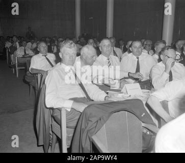 Hauptversammlung des KNVB in Esplanade in Utrechter, während der Sitzung haben die Herren die Jacken gemacht Datum: 18. Juli 1964 Ort: Utrechter Schlüsselwörter: Meetings persönlicher Name: Esplanade Institution Name: KNVB Stockfoto