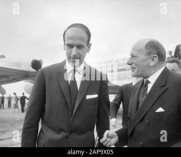 Ankunft der französische Finanzminister Giscard DeStaing auf Schiphol Datum: 20. Juli 1964 Ort: Noord-Holland, Schiphol Schlüsselwörter: Ankunft persönlicher Name: Giscard DeStaing Stockfoto