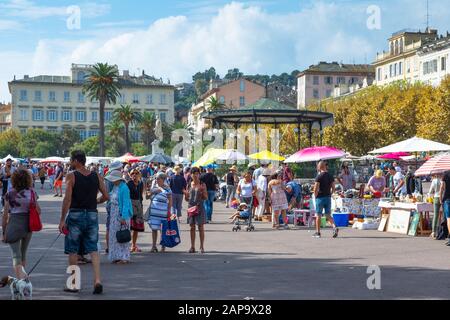 BASTIA, Frankreich - 16 September, 2018: Die Menschen kaufen auf einer Straße Markt jeden Sonntag auf dem Place Saint-Nicolas Platz in Bastia, Korsika, Fra installiert Stockfoto