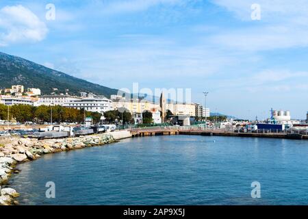 Bastia, FRANKREICH - 16. SEPTEMBER 2018: Blick auf Bastia, auf Korsika, Frankreich, seit dem Meer, mit Handelshafen und Notre-Dame de Lourdes churc Stockfoto