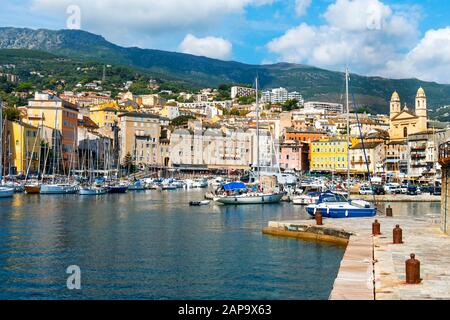 Bastia, FRANKREICH - 16. SEPTEMBER 2018: Blick auf den Vieux Port, den Alten Hafen von Bastia, auf Korsika, Frankreich, mit Beleuchtung der beiden Glockentürme des Sai Stockfoto