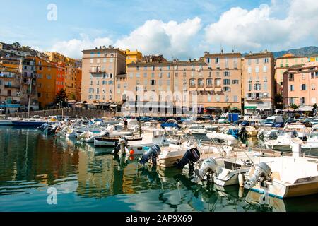 Bastia, FRANKREICH - 16. SEPTEMBER 2018: Blick auf den Vieux Port, den Alten Hafen von Bastia, auf Korsika, Frankreich Stockfoto