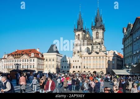 Prag, TSCHECHIEN - 14. OKTOBER 2018: Eine Menschenmenge auf dem Prager Altstädter Ring in Tschechien, die die Kirche Unserer Lad hervorhebt Stockfoto