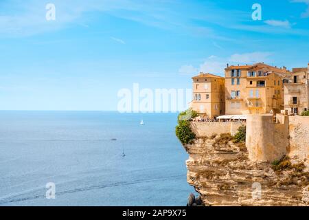 Bonifacio, FRANKREICH - 19. SEPTEMBER 2018: Blick auf die Haute Ville, die Altstadt von Bonifacio, in Corse, Frankreich, auf der Spitze eines Vorstehergeländes Stockfoto