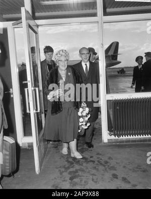 Agatha Christie in den Niederlanden (Detektivschriftstellerin), bei Ankunft am Flughafen Schiphol mit Rose in der Hand Datum: 17. September 1964 Ort: Noord-Holland, Schiphol Schlüsselwörter: Ankunft persönlicher Name: Agatha Christie Stockfoto