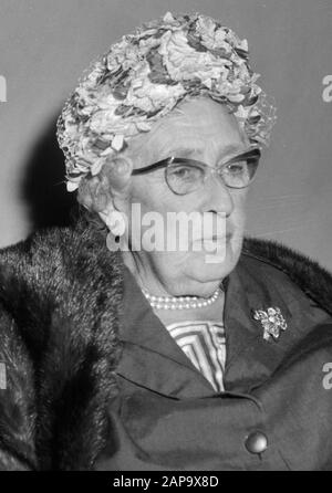 Agatha Christie in den Niederlanden (Detektivschriftstellerin), bei Ankunft am Flughafen Schiphol mit Rose in der Hand Agatha Christ (KOP) Datum: 17. September 1964 Ort: Noord-Holland, Schiphol Schlüsselwörter: Ankunft persönlicher Name: Agatha Christie Stockfoto