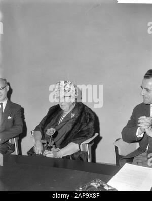 Agatha Christie in den Niederlanden (Detektivschriftstellerin), bei Ankunft am Flughafen Schiphol mit Rose in der Hand Datum: 17. September 1964 Ort: Noord-Holland, Schiphol Schlüsselwörter: Ankunft persönlicher Name: Agatha Christie Stockfoto