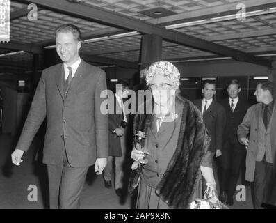 Agatha Christie in den Niederlanden (Detektivschriftstellerin), bei Ankunft am Flughafen Schiphol mit Rose in der Hand Datum: 17. September 1964 Ort: Noord-Holland, Schiphol Schlüsselwörter: Ankunft persönlicher Name: Agatha Christie Stockfoto