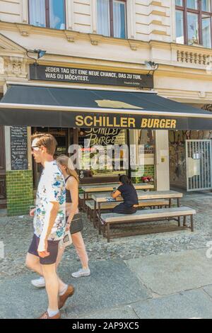 Straßenszene vor dem Burger Restaurant schillerburger, prenzlauer berg Stockfoto