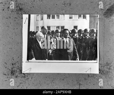 Besuch von Minister-Präsident Marijnen und Minister Luns in Westdeutschland, Ankunftsflughafen, Regierungspräsident Marijnen, Luns und Erhard Datum: 1. Oktober 1964 Standort: Deutschland Stichwörter: Ankunft, Besuche, Flughäfen persönlicher Name: Erhard, Luns, J.A.M.H., Luns, Joseph, Ministerratspräsident Marijn Stockfoto