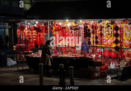 Souvenirladen in Chinatown mit Kunden und Verkäufern im Gespräch Stockfoto