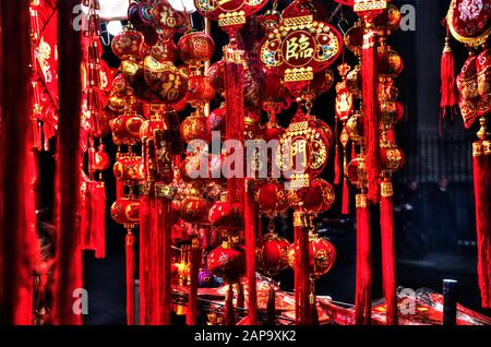 Selektiver Fokus auf rote chinesische Dekorationen in Chinatown, New York City Stockfoto