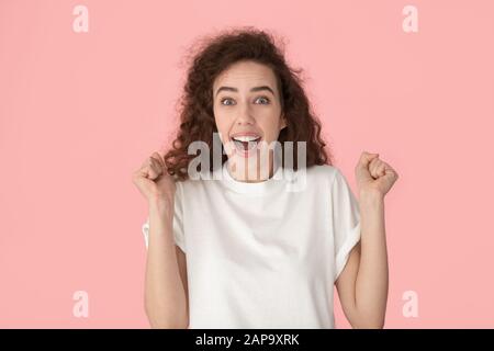 Glücklich staunte die tausendjährige Frau, die mit geöffnetem Mund auf die Kamera blickt. Stockfoto