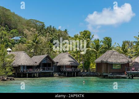 Strandbungalows, Sofitel Resort, Marara Beach, Bora Bora, Französisch-Polynesien Stockfoto