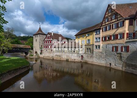 Historische Häuser mit Sulfer Turm am Kocher, Schwebischhalle, Baden-Württemberg, Deutschland Stockfoto