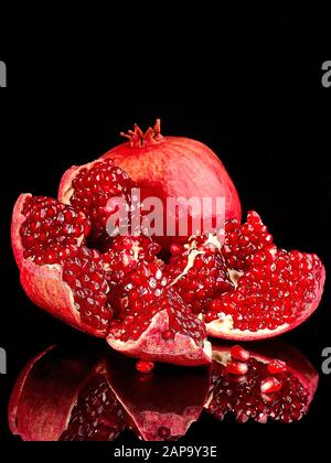 Granatapfenobst. Granatapfel über rotem Hintergrund. Organische Früchte Stockfoto