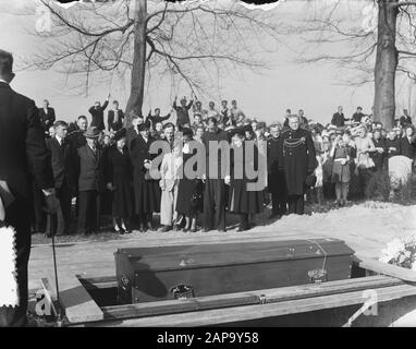 Beerdigung von acht Opfern Feuer Kampen Anmerkung: Fachfamilie Breuker: Vater, Mutter und sechs Kinder Datum: 15. April 1952 Ort: Camps Schlüsselwörter: Beerdigungen Stockfoto