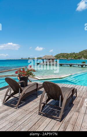 Liegestuhl am Wasser, Sofitel Hotelkomplex, Marara Beach, Bora Bora, Französisch-Polynesien Stockfoto