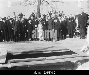 Bestattung von acht Opfern Feuer Kampen Anmerkung: Thema Familie Breuker, Vater, Mutter und 6 Kinder Datum: 15. April 1952 Ort: Camps Schlüsselwörter: Beerdigungen Stockfoto