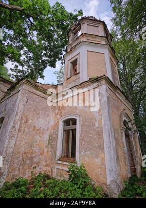 Alten, verlassenen Ruinen der St. Nikolaus Kirche in Estland. Die üppigen Laub der Bäume und Wald, die die Schönheit dieser historischen Ruine. Stockfoto